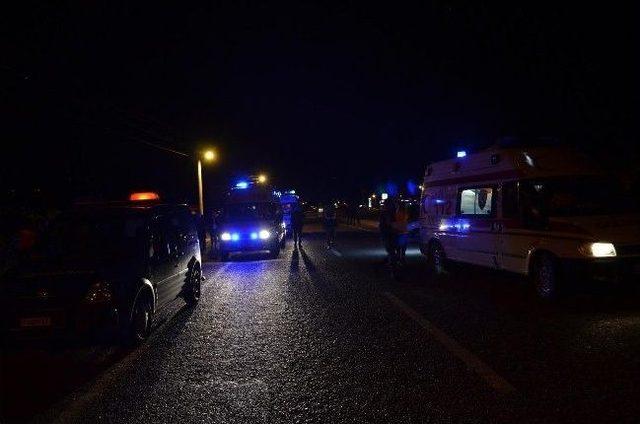 D&uuml;ğ&uuml;nden D&ouml;nen Konvoyda Kaza: 3 Yaralı 3