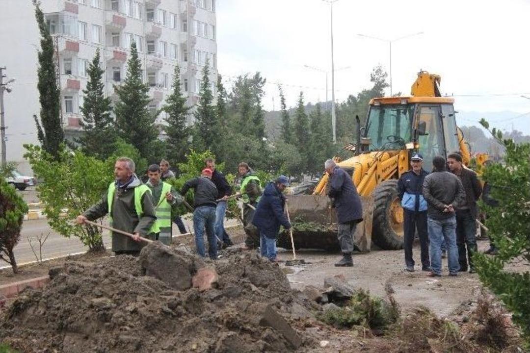 Karadeniz'de Dev Dalgalar Giresun&rsquo;da Balık&ccedil;ı Barınaklarını Yıktı