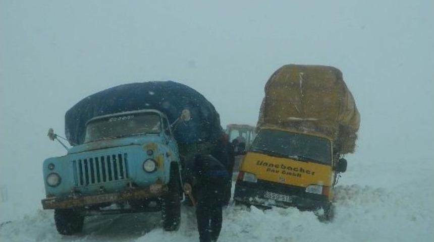 Kar G&uuml;rcistan&rsquo;da Yolları Kapattı