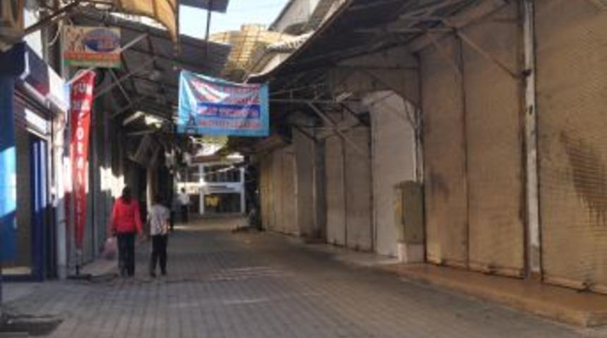 Hatay'da Alevi Vatandaşlar T&uuml;rbelere Akın Etti