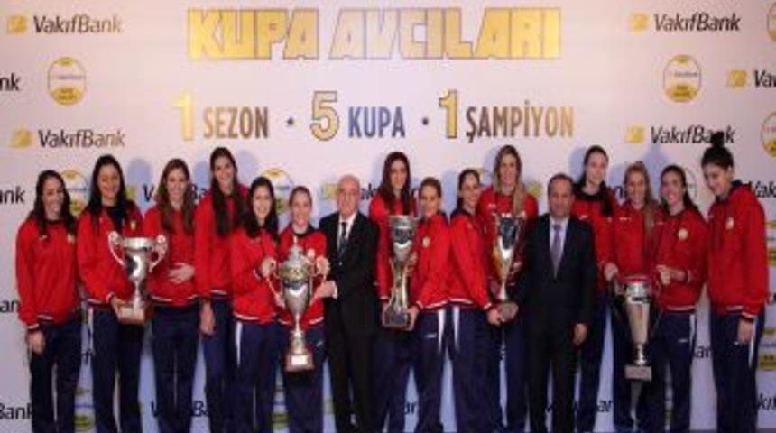 Vakıfbank Bayan Voleybol Takımı, Kazandıkları 5 Kupayı Sergiledi
