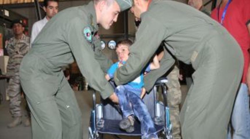 T&uuml;rk Askerleri Kabil'de 30 Tekerlekli Sandalye Dağıttı