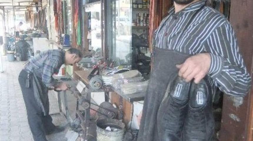 Ayakkabı Tamircilerinin '&ccedil;in' İsyanı