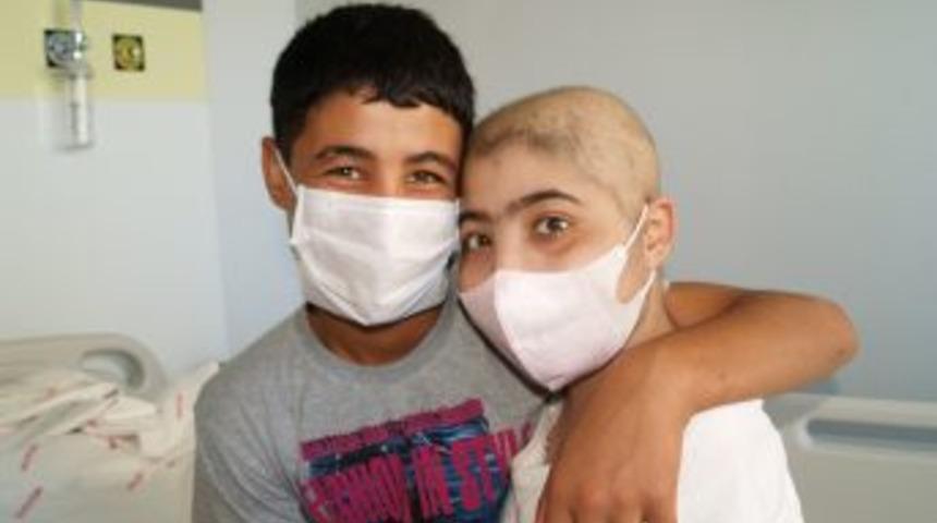 9 Yıl Kanla Beslenen Jiyan&rsquo;ı Hastalıktan Ikiz Kardeşi Kurtardı