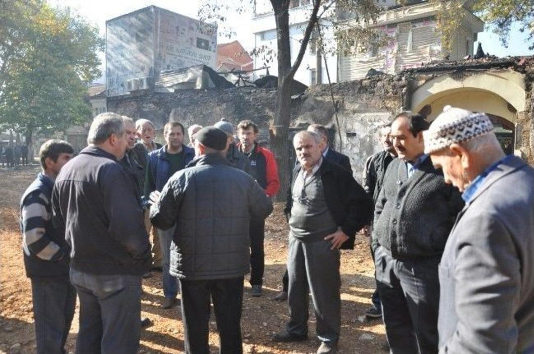 Tarihi Han Yandı, Esnaf Perişan Oldu