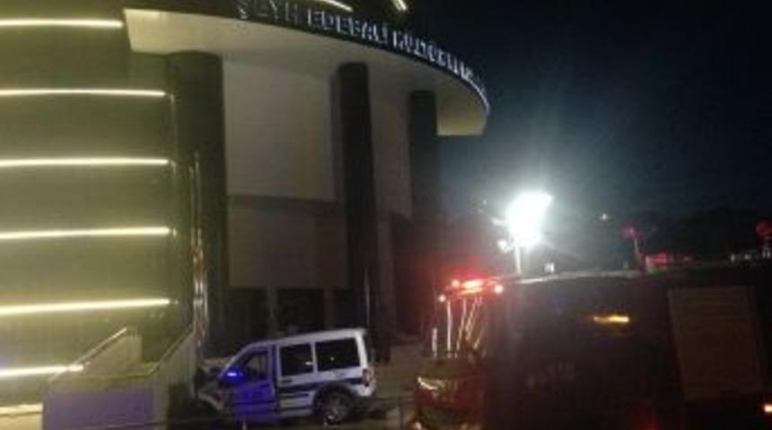 Ehliyetsiz polis memuru kaza yaptı