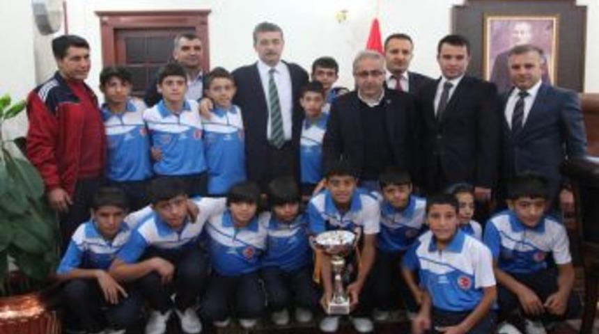 Vali G&uuml;ven&ccedil;, Barcelona Fatihlerini Kabul Etti