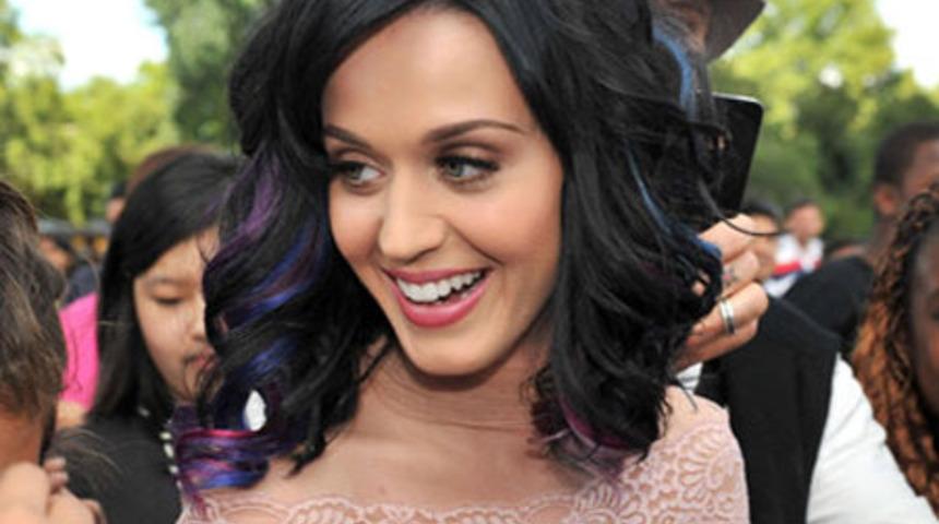 Katy Perry'nin Mor Mavi G&ouml;lgesi