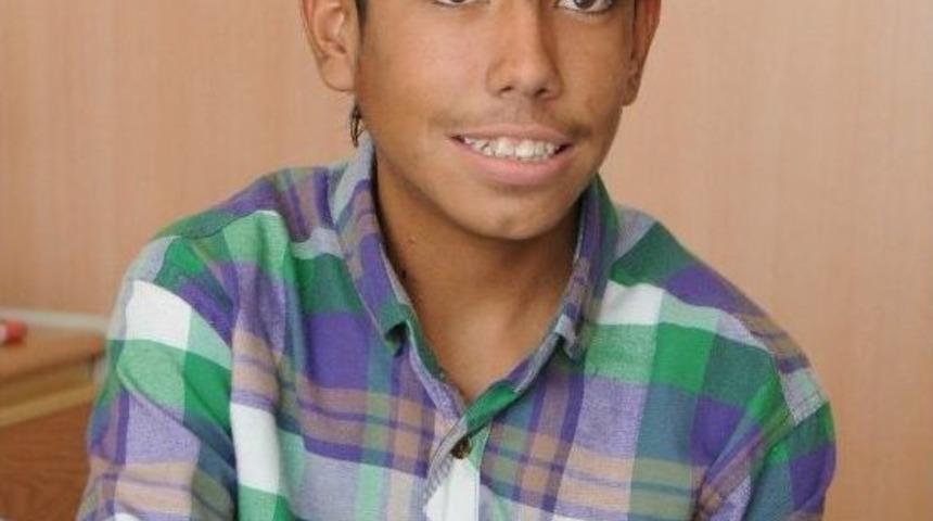 &Uuml;&ccedil; yaşındaki Malik, liseli gence umut oldu