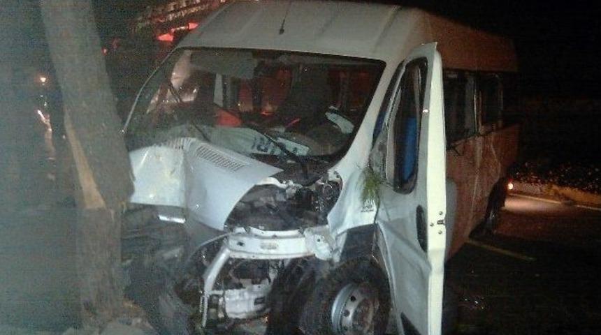 Tur Minib&uuml;s&uuml; Kaza Yaptı S&uuml;r&uuml;c&uuml; Ka&ccedil;tı