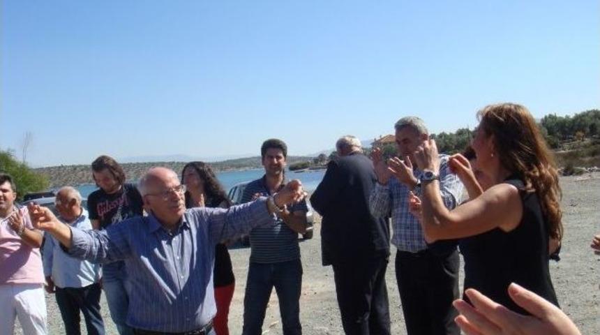 Profes&ouml;re Karnaval Gibi Karşılama