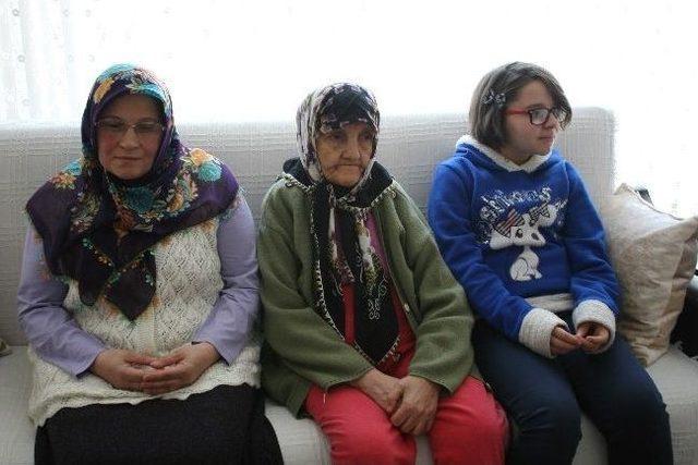 Eşi Ölmesine Rağmen, 16 Yıldır Kaynanasına Bakıyor