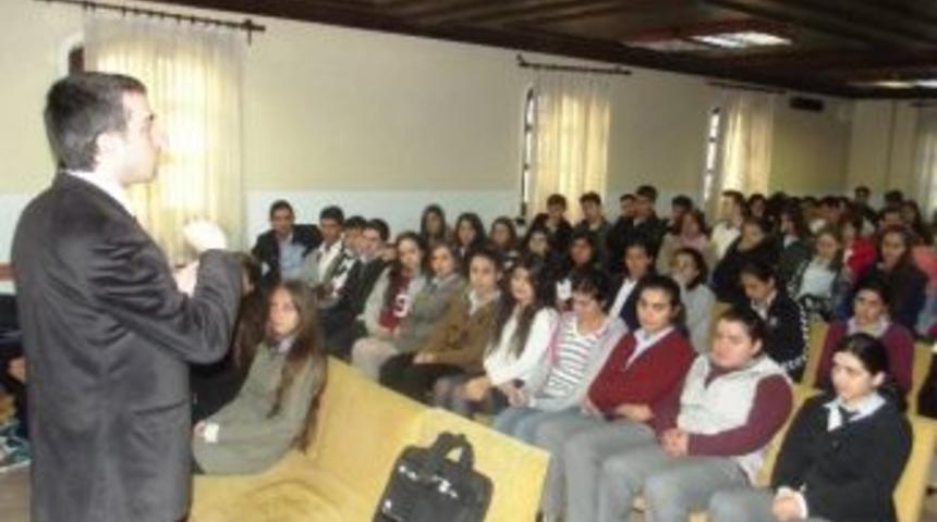 İzmit Belediyesi Gen&ccedil;lere Avrupa Fırsatlarını Anlattı