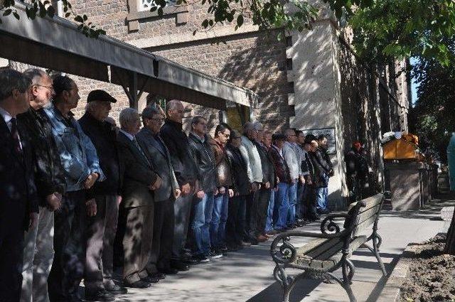 Balıkesir'in Tanınmış Eczacılarından Erdem Son Yolculuğuna Uğurlandı