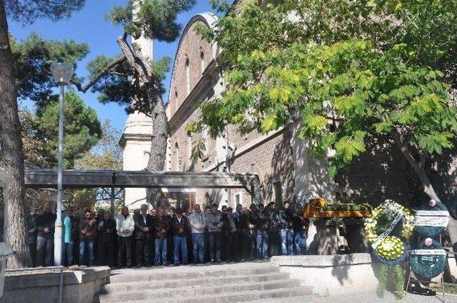 Balıkesir'in Tanınmış Eczacılarından Erdem Son Yolculuğuna Uğurlandı