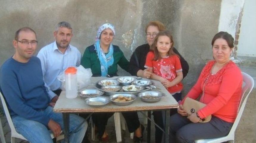 Burhaniye&rsquo;de D&uuml;ğ&uuml;n Yemeklerinde &Ccedil;eşit Bolluğu