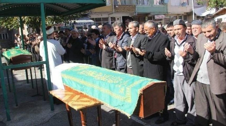 Derede Boğulan Baba Ve Kızı Son Yolculuğuna Uğurlandı