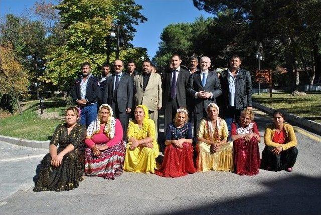 İşe Alınan Romanlardan G&ouml;bek Şov 1