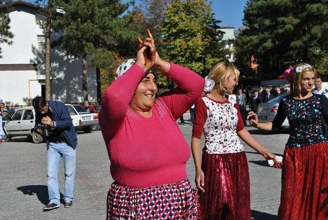 İşe Alınan Romanlardan G&ouml;bek Şov 2