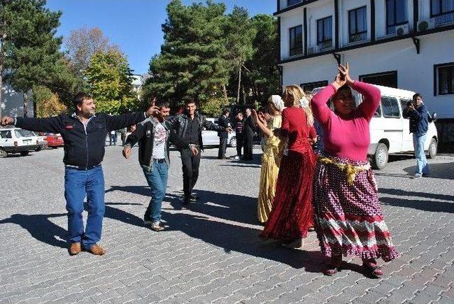 İşe Alınan Romanlardan G&ouml;bek Şov 3