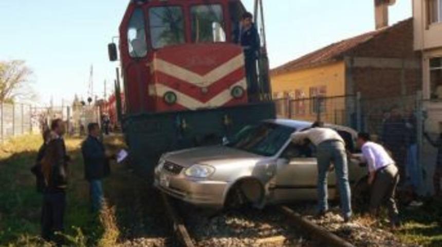 Y&uuml;k Treni Otomobile &Ccedil;arptı: 4 Yaralı