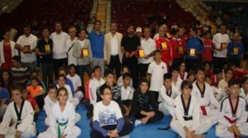 Sporculardan Başkan Tuna'ya Teşekk&uuml;r Plaketi