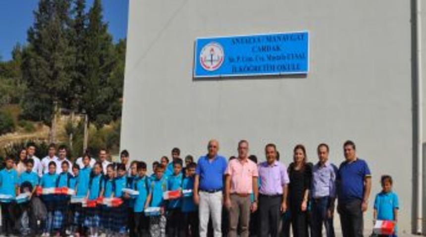 MATSO'dan Ihtiya&ccedil; Sahibi &Ouml;ğrencilere &Ccedil;anta Ve Ayakkabı Yardımı