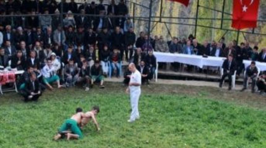 K&uuml;&ccedil;&uuml;kler, İspir &Uuml;z&uuml;mbağı K&ouml;y&uuml; Geleneksel Karakucak G&uuml;reşlerine Katıldı