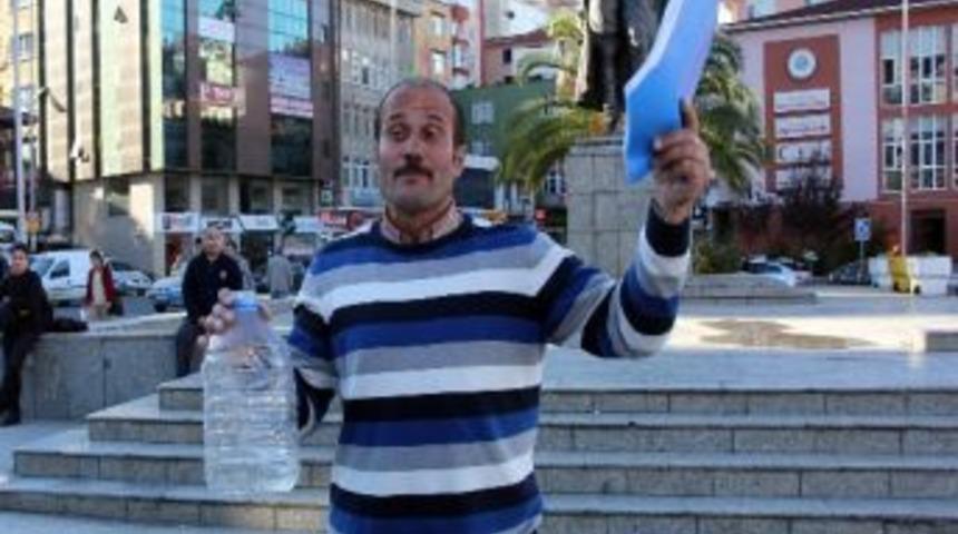 Rize'de Bir Kişi Benzin S&uuml;s&uuml; Verilmiş Suyu &Uuml;zerine D&ouml;k&uuml;p Kendini Yakmak İstedi