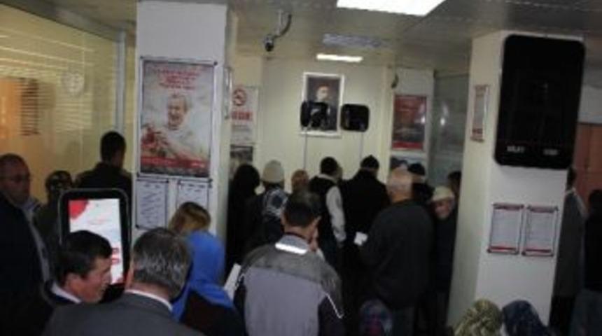 Mudurnu’da Toki İçin Uzun Kuyruk Oluştu