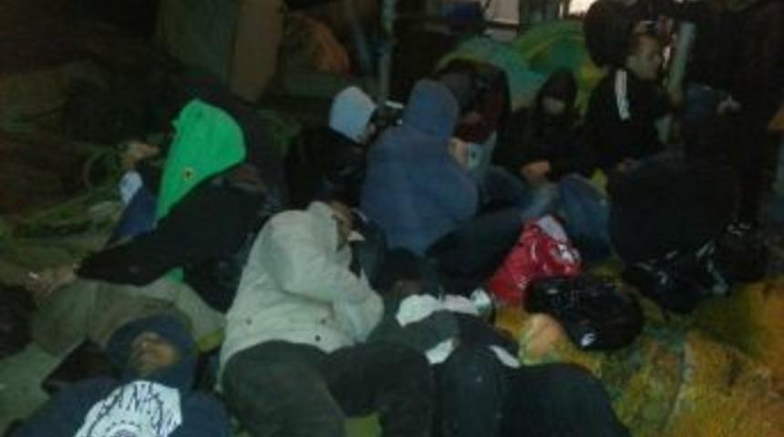 İzmir'de 37 Suriyeli Ve Eritreli Ka&ccedil;ak Yakalandı