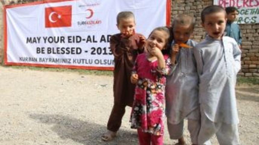 Pakistan'da Tika Ve Kızılay'dan Kurban Kesimi