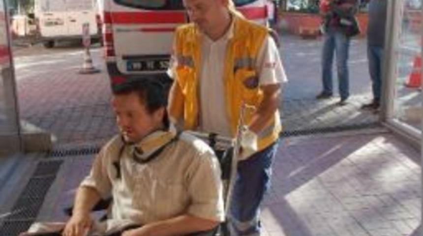 Otomobil Park Halindeki R&ouml;morka &Ccedil;arptı: 2 Yaralı
