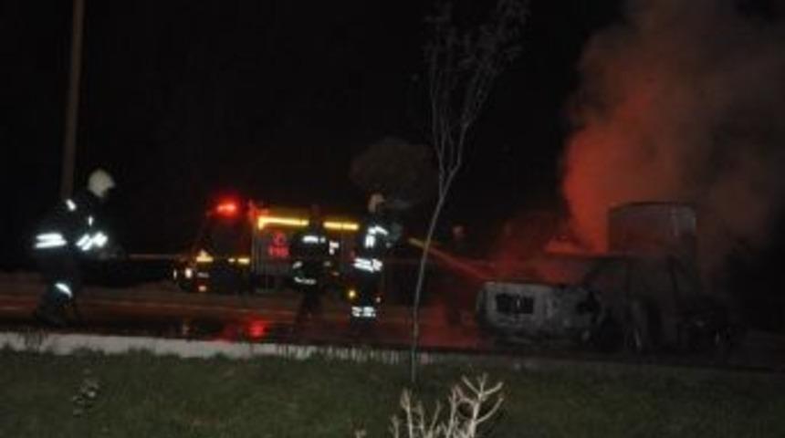 Afyonkarahisar'da Lpg'li Ara&ccedil; Yangını: 1'i Ağır 3 Yaralı