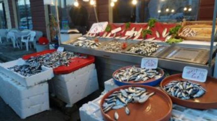 Balık bollaştı fiyatlar d&uuml;şt&uuml;