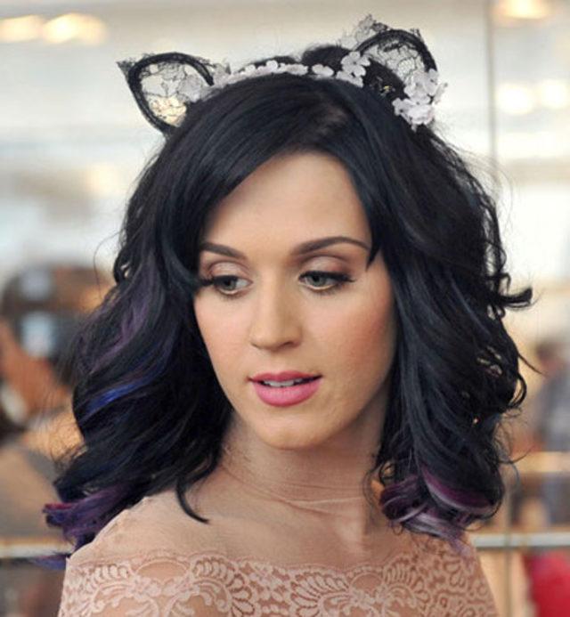 Katy Perry nin Mor Mavi G&ouml;lgesi 1