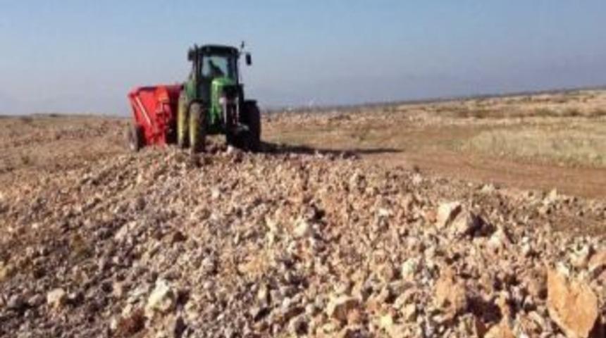 Hınıs&rsquo;ta Taş Toplama Makinası &Ccedil;ift&ccedil;ilerin Hizmetinde