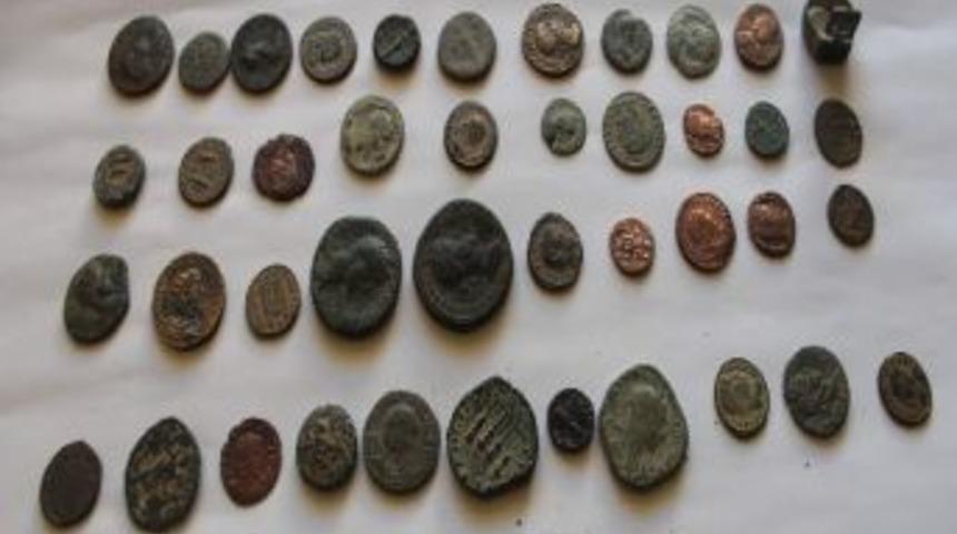 Motosikletten Kaldırıma Atılan Poşetten Tarihi Eser &Ccedil;ıktı