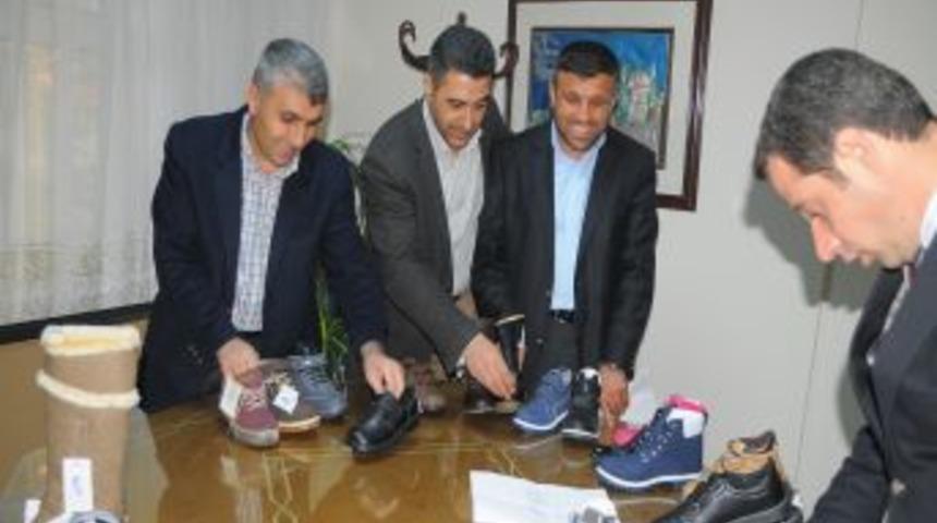 İhtiya&ccedil; Sahibi &Ouml;ğrencilere Kışlık Bot Hediyesi