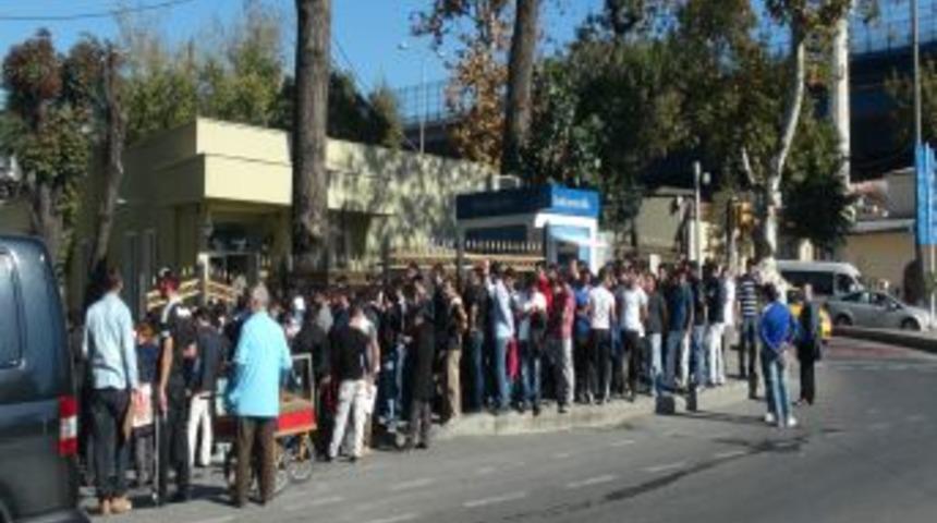 Askerlik Kısalınca Askerlik Şubeleri &Ouml;n&uuml;nde Kuyruk Uzadı