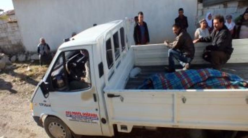 Evinde &Ouml;l&uuml; Bulunan Yaşlı Kadın Kamyonetle Taşındı