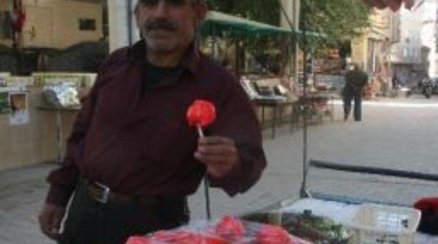 Elmalı Şeker, Geleneği S&uuml;r&uuml;yor