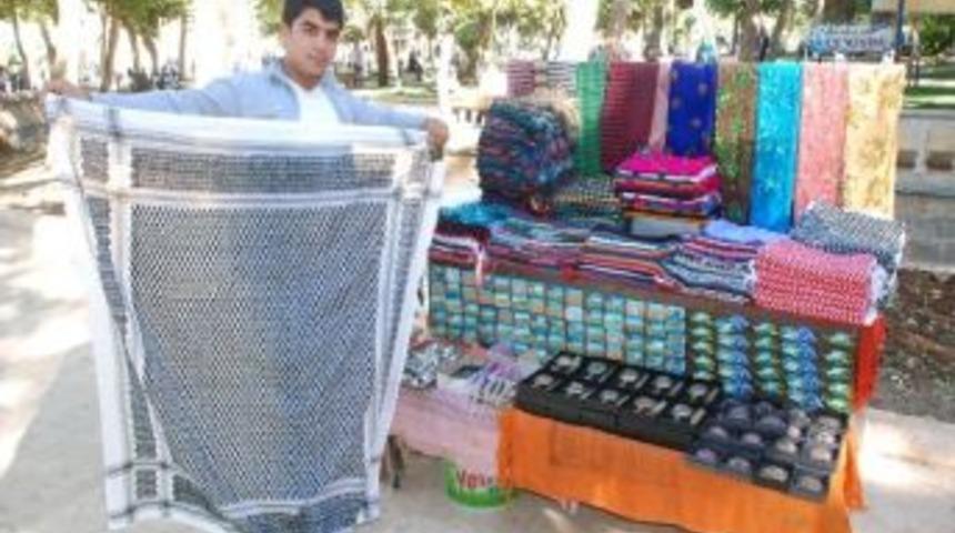 Puşilere Turistler İlgi G&ouml;steriyor