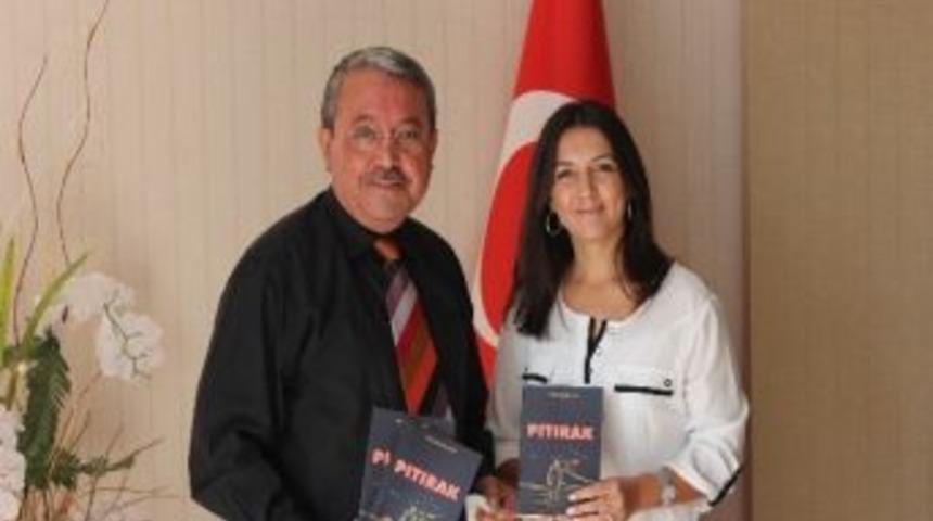 İnci, Myo M&uuml;d&uuml;r&uuml; Do&ccedil;. Dr.sert&rsquo;e Son Kitabını Hediye Etti