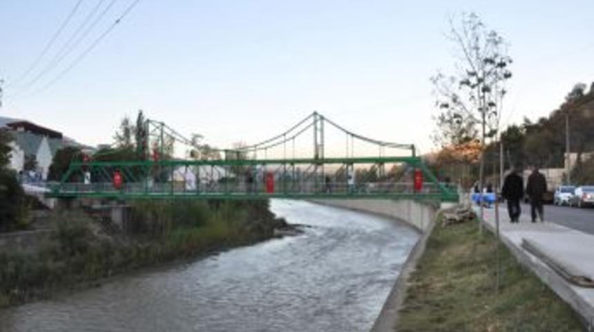 Karab&uuml;k'te Iki Mahalleyi Şehre Bağlayan K&ouml;pr&uuml; Hizmete Girdi