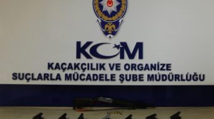İzmir'de Silah Ka&ccedil;ak&ccedil;ılığı Operasyonu D&uuml;zenlendi