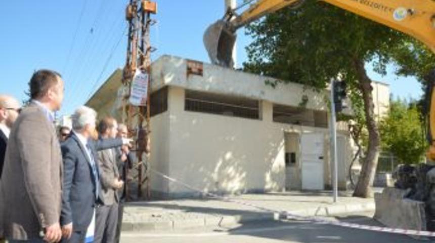 &Ccedil;ifte Minareli Cami Yanındaki Umumi Tuvalet Yıkıldı