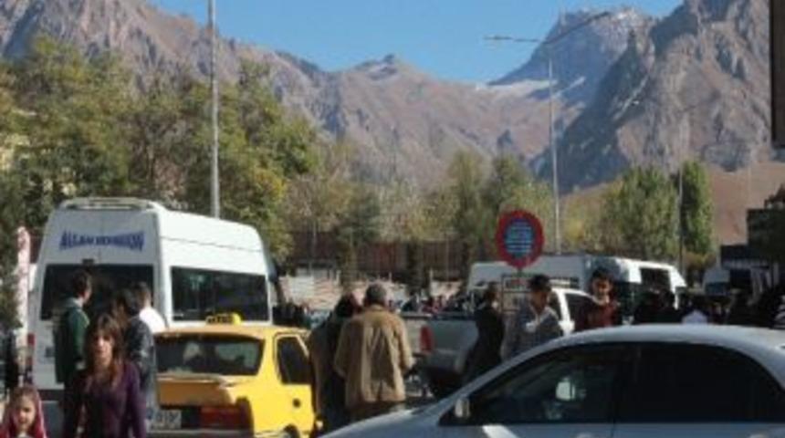 Hakkari&rsquo;de Minib&uuml;slere Fazla Yolcu Bindirme Sorunu