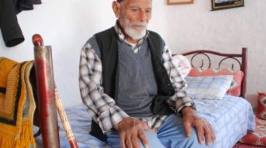 Yaşlı &ccedil;iftin toprak evde yaşam m&uuml;cadelesi