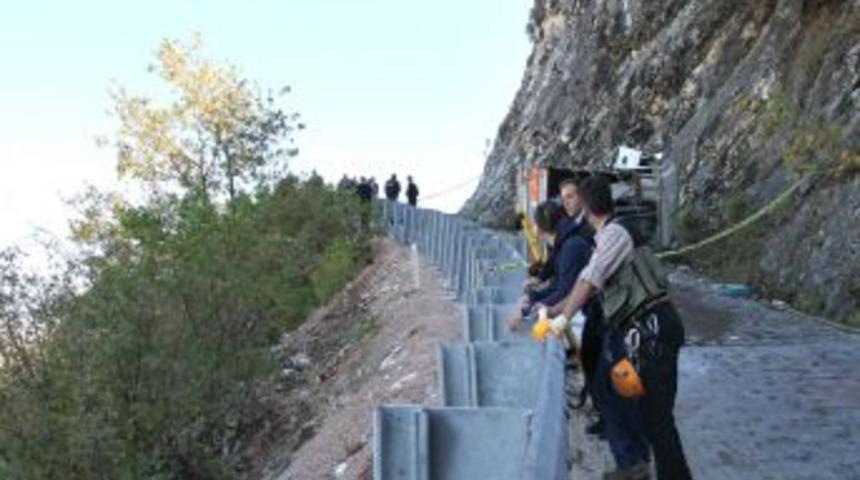 Freni Patlayan Kamyonet K&ouml;y Yolunda Takla Attı: 1 &Ouml;l&uuml;, 3 Yaralı
